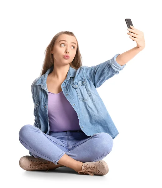 Hermosa Joven Mujer Tomando Selfie Sobre Fondo Blanco — Foto de Stock