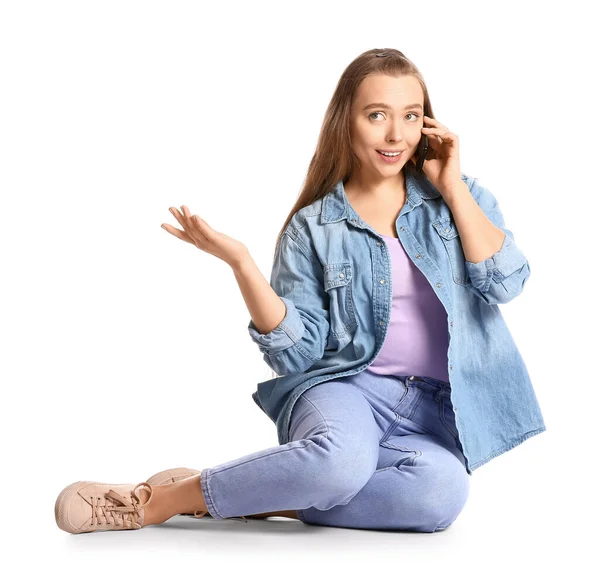 Νεαρή Γυναίκα Μιλάει Από Κινητό Τηλέφωνο Λευκό Φόντο — Φωτογραφία Αρχείου