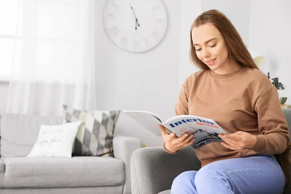 Hermosa Mujer Leyendo Revista Casa —  Fotos de Stock