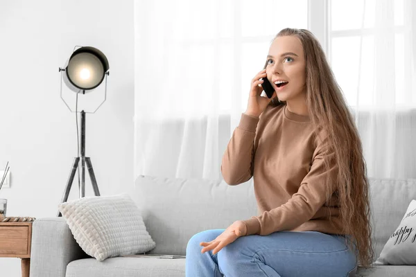 Šťastná Mladá Žena Mluví Mobilním Telefonem Doma — Stock fotografie