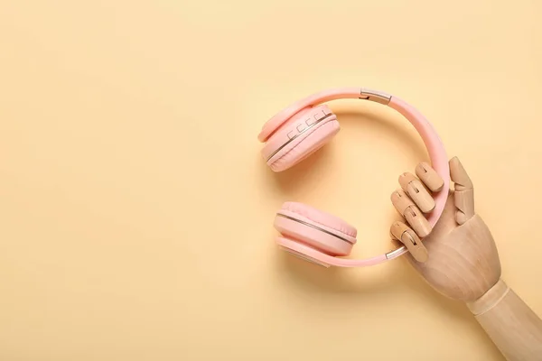 Wooden Hand Modern Headphones Color Background — Stock Photo, Image