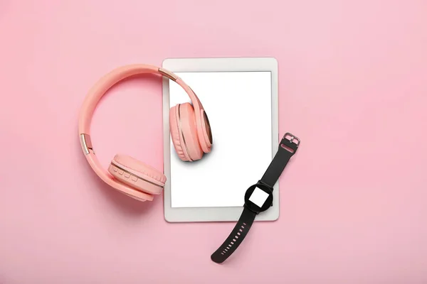 Moderne Kopfhörer Tablet Computer Und Smart Watch Auf Farbigem Hintergrund — Stockfoto