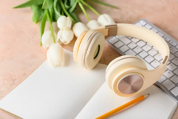 Moderne Kopfhörer Computertastatur Notizbuch Und Tulpen Auf Farbigem Hintergrund Nahaufnahme — Stockfoto