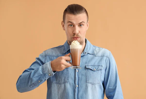 Surprised Young Man Cup Hot Cocoa Color Background — Stock Photo, Image