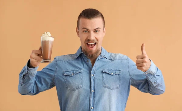 Hombre Guapo Con Taza Cacao Caliente Mostrando Pulgar Hacia Arriba — Foto de Stock