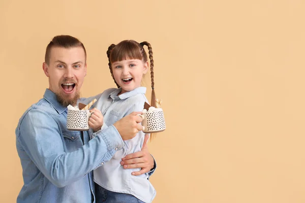 Surprised Daughter Father Cups Hot Cocoa Color Background — Stock Photo, Image