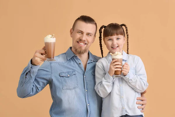 Anak Perempuan Dan Ayah Yang Bahagia Dengan Cangkir Coklat Panas — Stok Foto