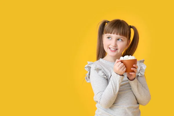 Petite Fille Avec Tasse Cacao Chaud Sur Fond Couleur — Photo