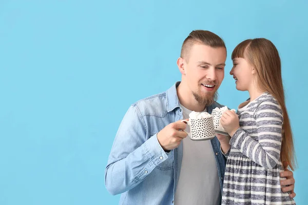 Feliz Hija Padre Con Tazas Cacao Caliente Sobre Fondo Color — Foto de Stock