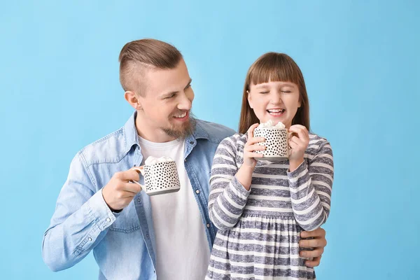 Feliz Hija Padre Con Tazas Cacao Caliente Sobre Fondo Color — Foto de Stock