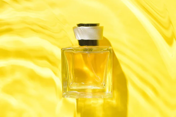 Flasche Parfüm Wasser Auf Farbigem Hintergrund — Stockfoto