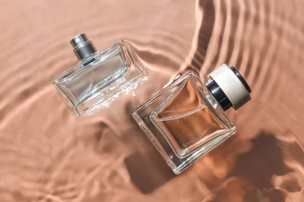 Renkli Arka Planda Suda Parfüm Şişeleri — Stok fotoğraf