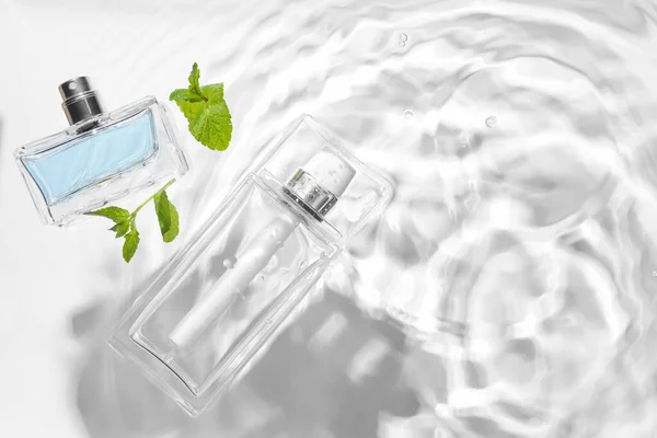 Flaschen Parfüm Und Minze Wasser Auf Weißem Hintergrund — Stockfoto