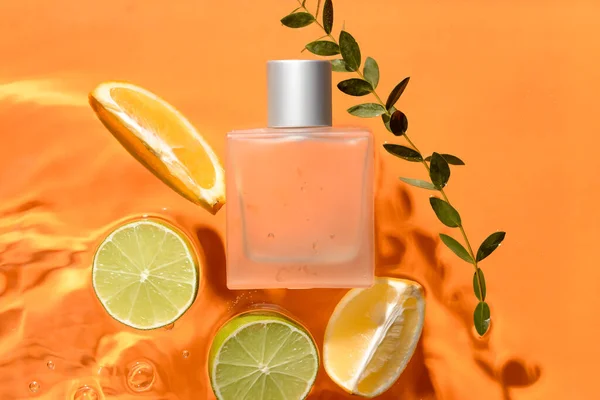 Egy Üveg Parfüm Gyümölcsök Zöld Vízben Színes Háttér — Stock Fotó