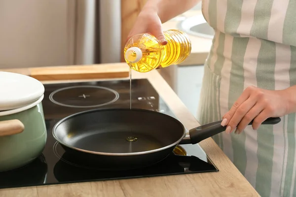 Woman Pouring Sunflower Oil Frying Pan Kitchen — Stock Photo, Image