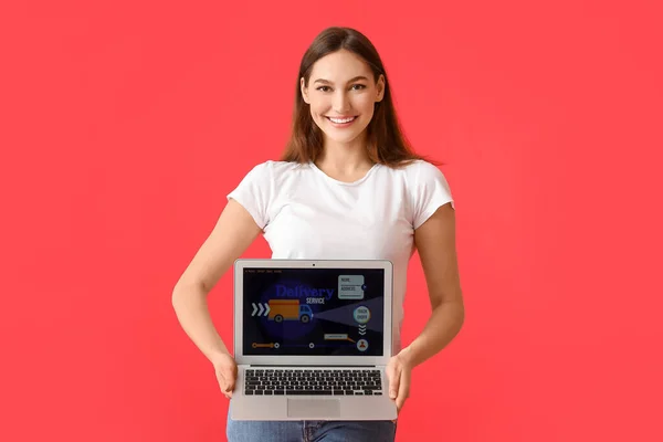 Junge Frau Und Laptop Mit Offener Seite Der Lieferservice Anwendung — Stockfoto