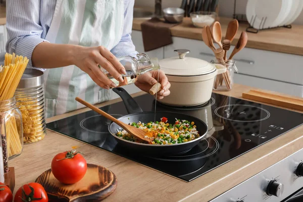 Frau Kocht Schmackhaften Reis Mit Gemüse Auf Herd Küche Nahaufnahme — Stockfoto