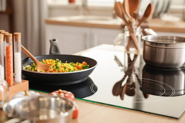 Braadpan Met Lekkere Rijst Fornuis Keuken — Stockfoto