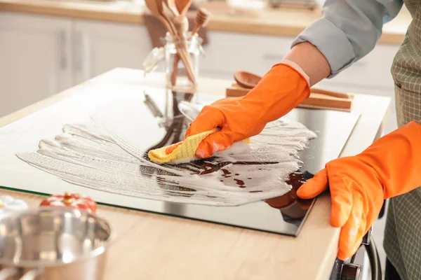 Σόμπα Καθαρισμού Γυναικών Στην Κουζίνα Κοντινό Πλάνο — Φωτογραφία Αρχείου