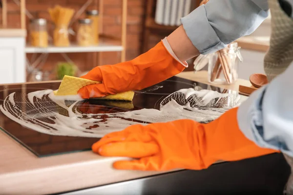 Estufa Limpieza Mujer Cocina Primer Plano — Foto de Stock