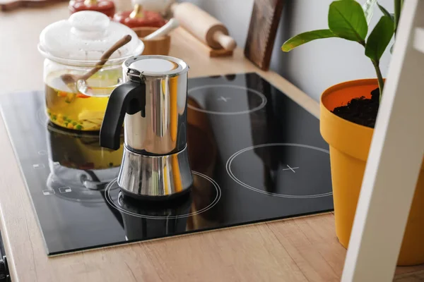Moderne Elektrische Kookplaat Met Kookpot Koffiezetapparaat Keuken — Stockfoto