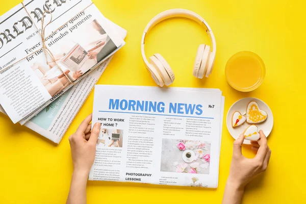 Mujer Leyendo Periódico Sobre Fondo Color — Foto de Stock