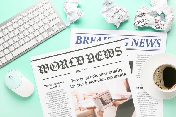 Composition Newspapers Computer Keyboard Color Background — Stock Photo, Image