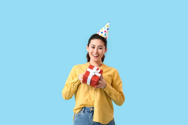 Young Woman Party Hat Gift Box Color Background — Stock Photo, Image