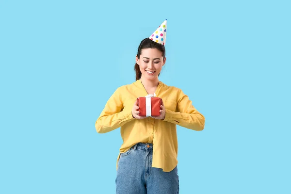 Young Woman Party Hat Gift Box Color Background — Stock Photo, Image