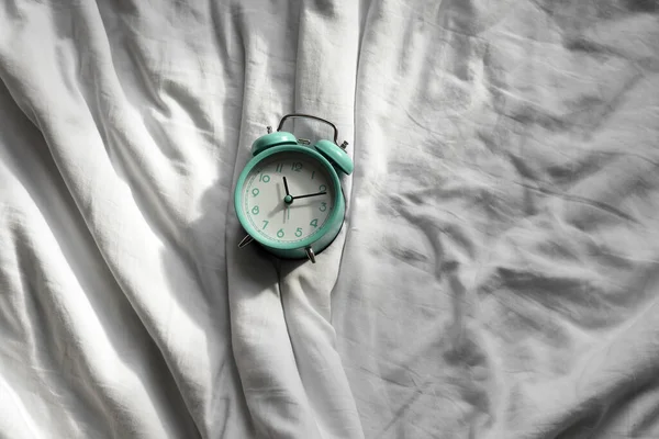 Reloj Despertador Con Estilo Cama —  Fotos de Stock