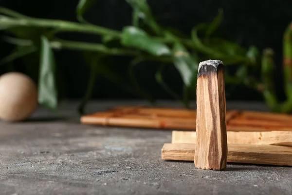 Palo Santo Sobre Mesa Cinza — Fotografia de Stock