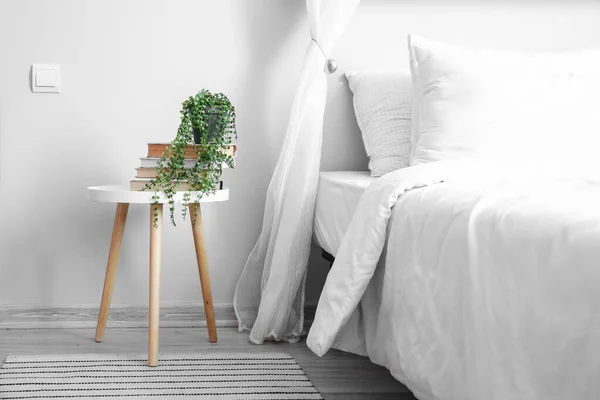 Books Houseplant Bedside Table White Wall — Stock Photo, Image