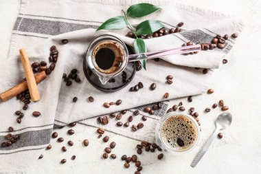 Hafif arka planda lezzetli Türk kahvesi ile demlik ve kupa.