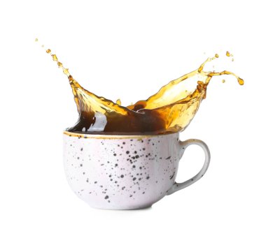 Beyaz arka planda fincanda kahve damlatıyor.