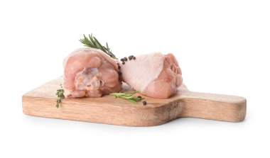 Beyaz arka planda çiğ tavuk bacaklı tahta