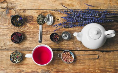 Ahşap zemin üzerinde sıcak çay bulunan kompozisyon