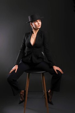 Karanlık arka planda güzel bir genç kadın.