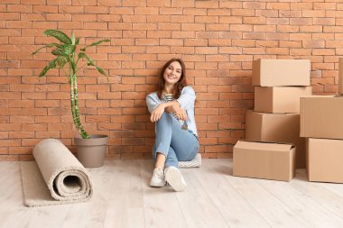 Yeni dairesinde anahtarı olan güzel genç bir kadın.