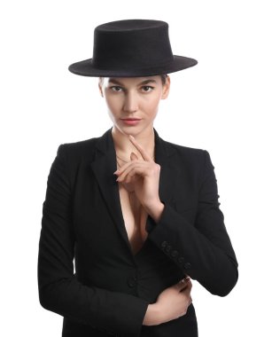 Beyaz arka planda şık şapkalı güzel bir kadın.