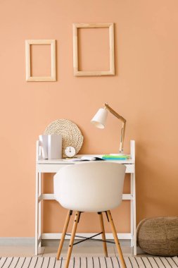 Modern işyerine sahip şık bir oda.