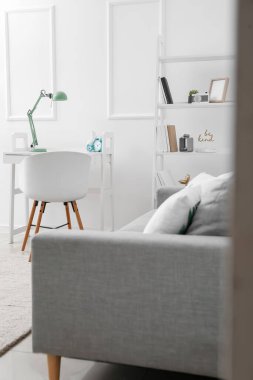 Modern işyerine sahip şık bir oda.