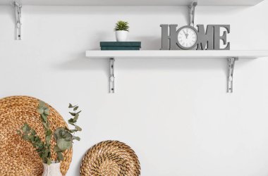 Işık duvarında dekor asılı kitap rafı