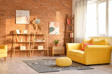 İçinde kitap rafları olan şık bir oturma odası.