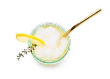 Beyaz arka planda bir bardak soğuk yeşil çay.