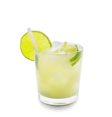 Beyaz arka planda bir bardak soğuk yeşil çay.