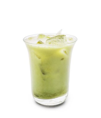 Beyaz arka planda bir bardak soğuk yeşil çay.