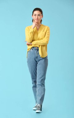 Renkli arka planı olan genç bir kadın.