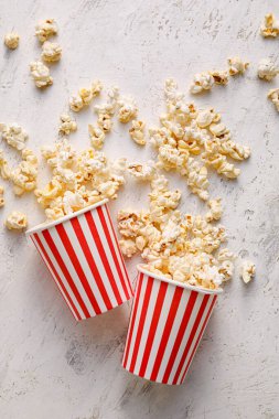 Kovalar dolusu lezzetli patlamış mısır.