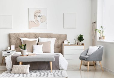 Rahat yataklı şık bir oda.