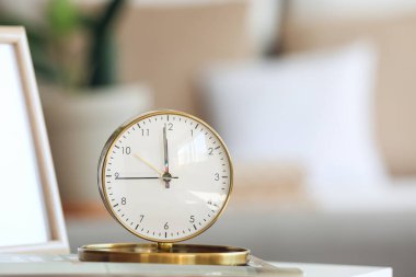 Yatak odasındaki masada çalar saat.